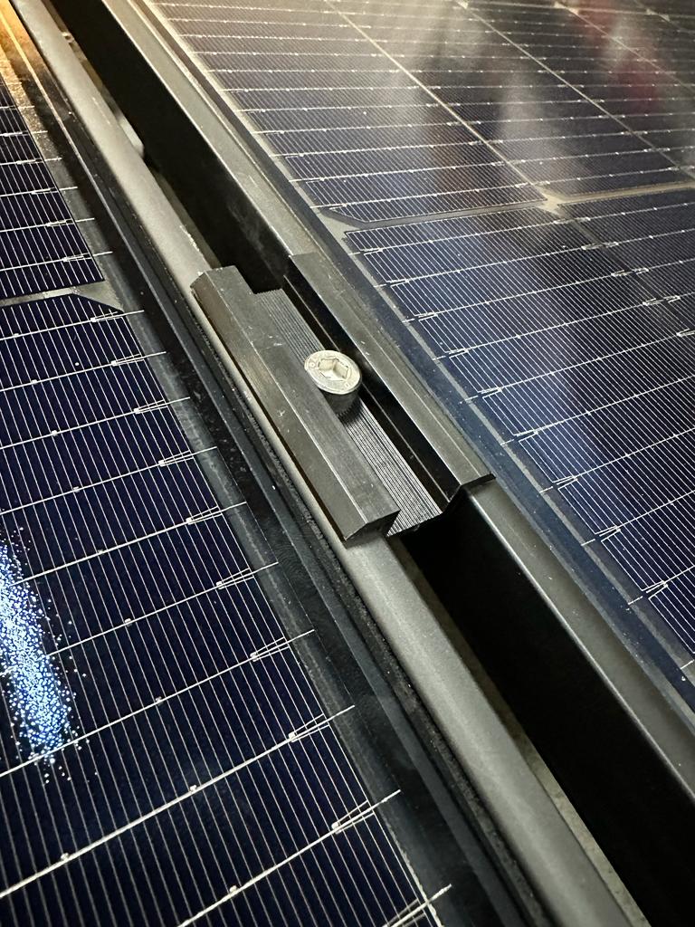 ISOLARPRO Dachmontage-Set für 2x Solarmodule 30mm, Hochkant 1-reihige Verlegung, Ziegeldach / Balkonkraftwerk